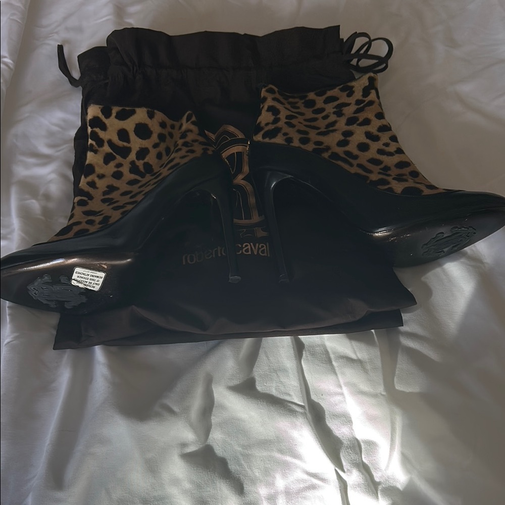 Roberto Cavalli Black Leopard Print Heeled Boots - Picture 3 of 9
